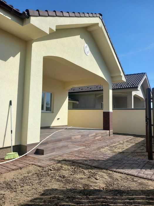 Vând casă la cheie