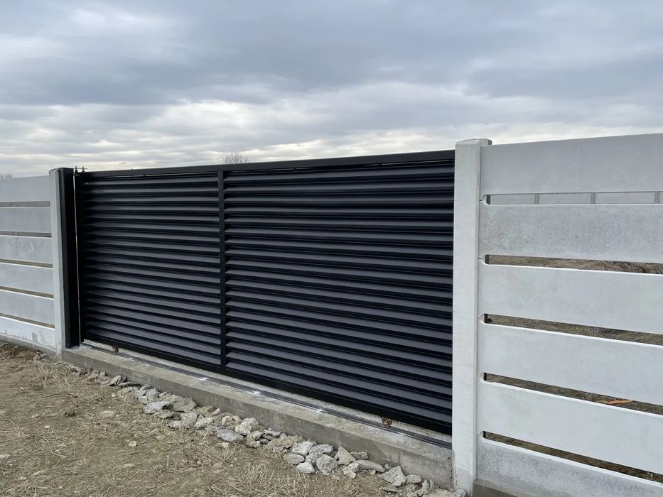 Construim la comanda dvs. garduri si porti din:
- panouri stil jaluze