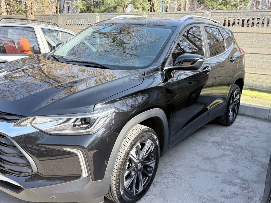 Tracker premier 2022года люк кожа черный