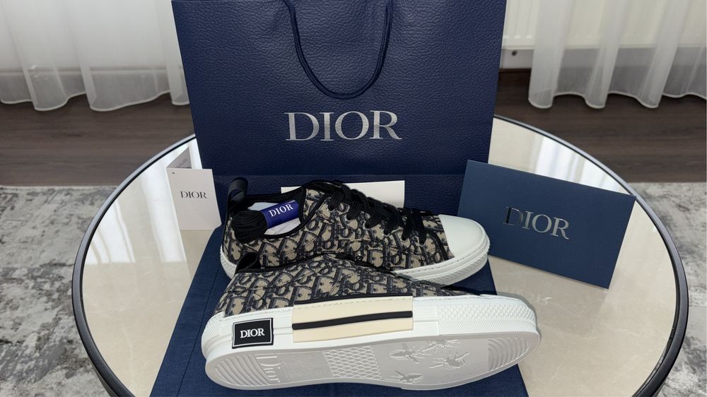 dior     adidasi