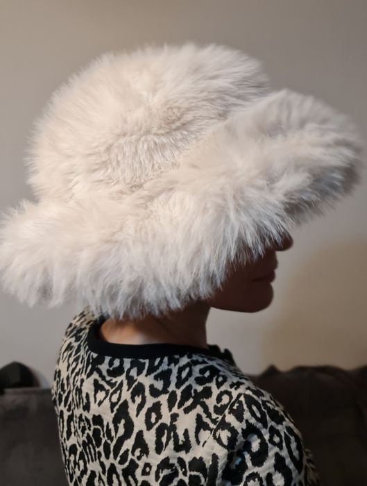 Palarie chic blana artificiala de la H&M