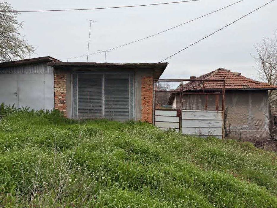 Продавам имот със сграда,гараж и парцел в с.Червена вода област Русе