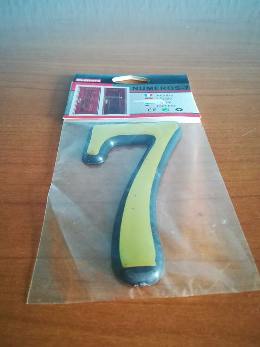 Numar usa ,poarta,casa cifra "7" auriu ABS 10 cm ,lipire adeziv