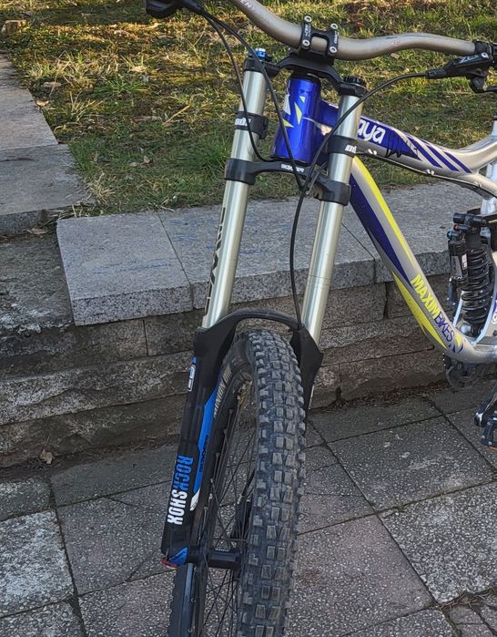 Продава се вилка RockShox boxxer 200mm
