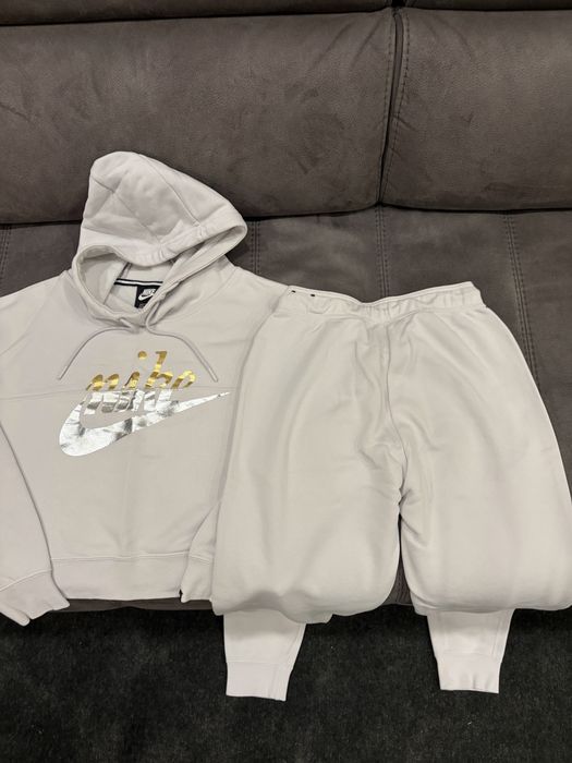 Дамски оригинални анцузи Nike