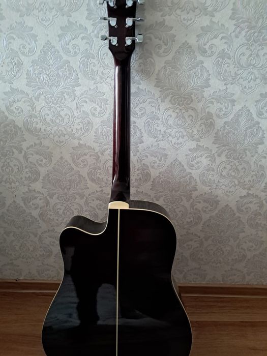 акустическая гитара,торг есть