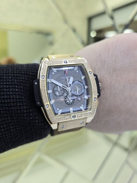 Продам золотые часы хублот с Бриллиантами.