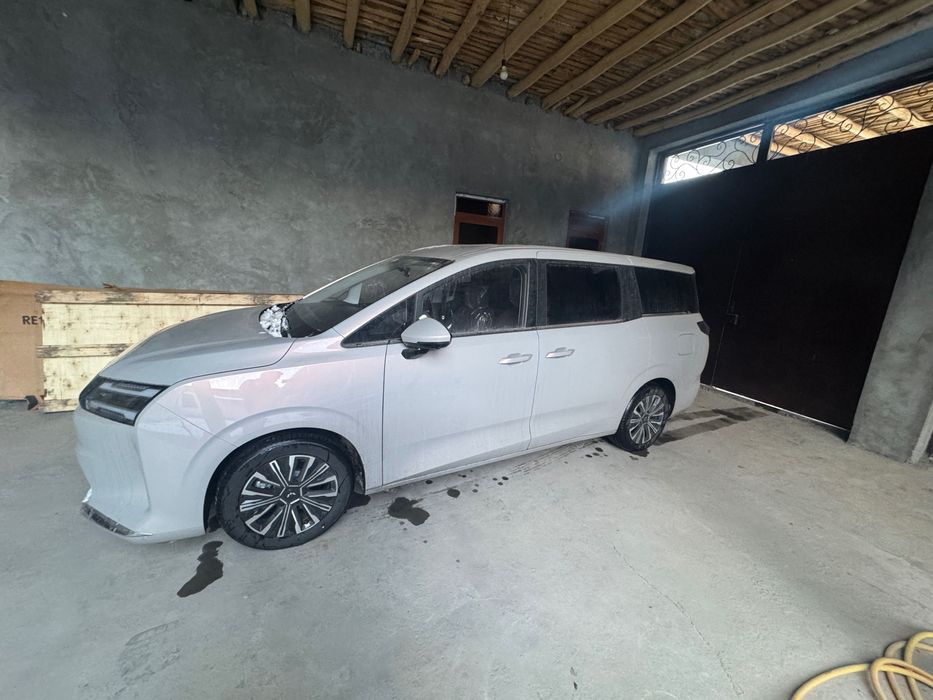 7-местный минивэн Wuling Starlight 730