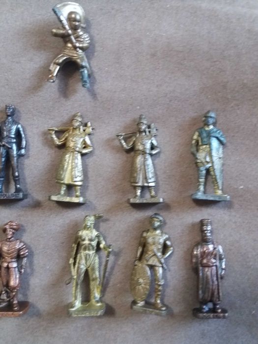 Метални фигурки - войници от Киндер яйца 13 броя