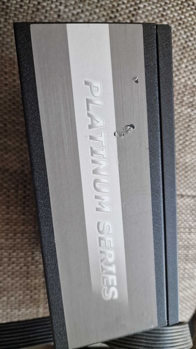 Продавам компютърно захранване LC-POWER LC1200 V2.4