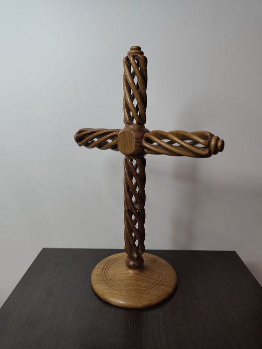 Дървен декоративен кръст с ръчна резба