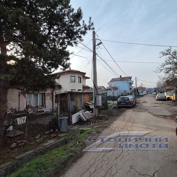 Стара къща в Модерно предградие