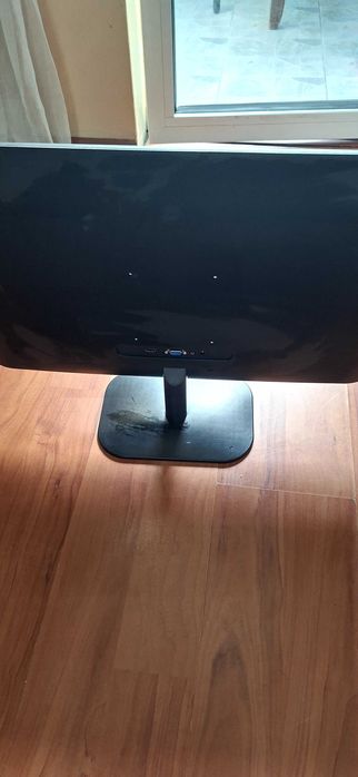 Геймърски компютър с монитор