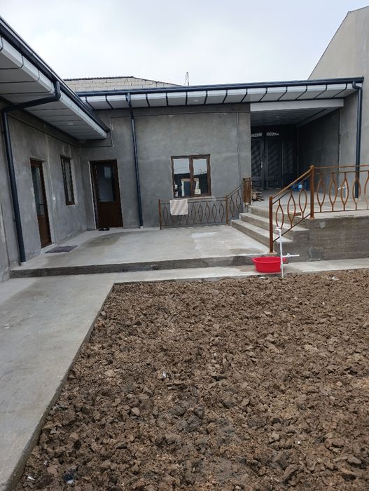 Hovli sotiladi 2.8 sotk 1 zal 3 ta spalniy 2 ta sanuzl 1 ta padvl