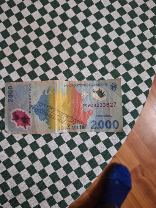 Vând  bancnotă  2000 de lei din 1999 cu eclipsa de soare.