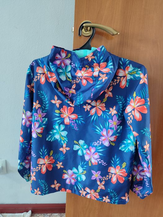 Продам ветровку для девочки .На 11-12 лет.