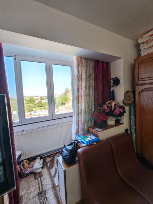 Vand apartament cu 3 camera etajul 4,plus garaj