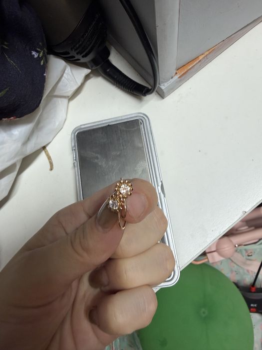 Продам золотые серьги