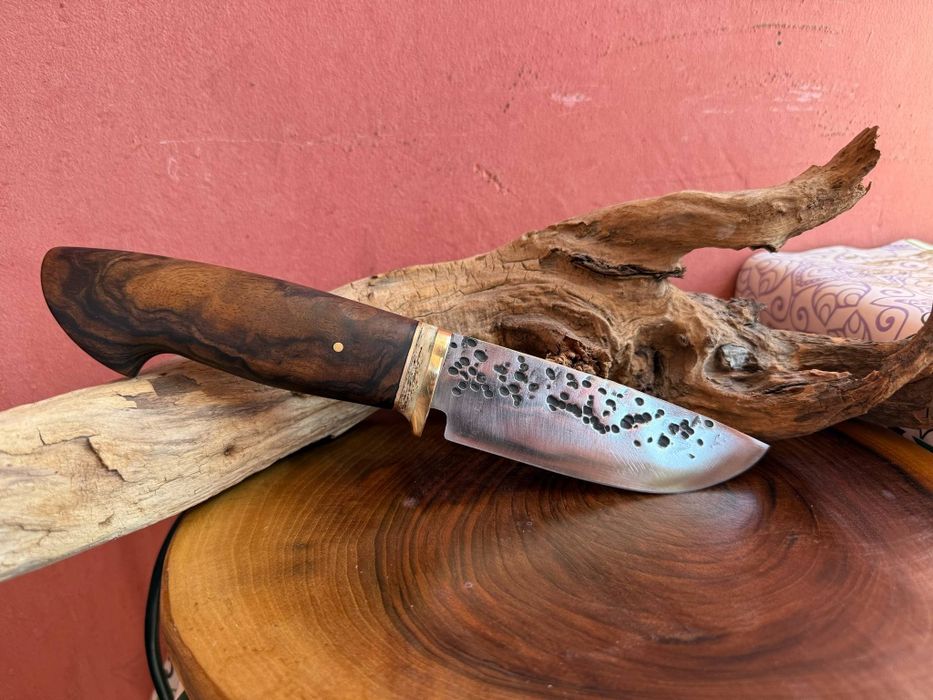 Ножът е изработен от френска стомана Т5 
Дръжката е от корен орех,кост