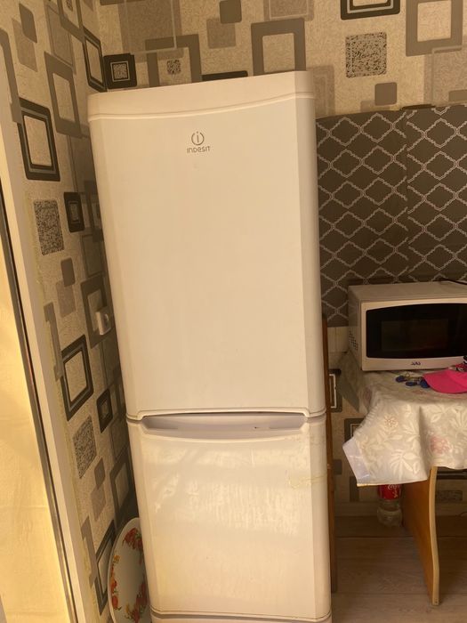 Холодильник Indesit б/у, чистый, полностью рабочий