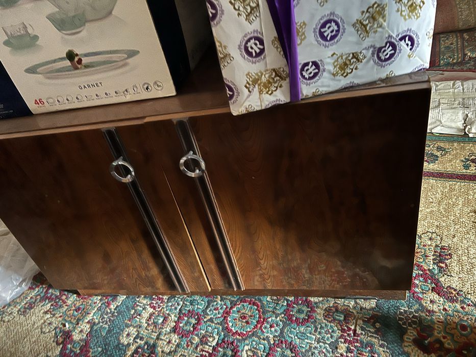 Срочно мебельный тумбочка (под телевизор)