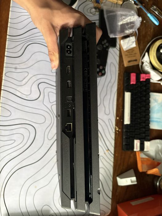 Vand PS4 pro cu 3 jocuri