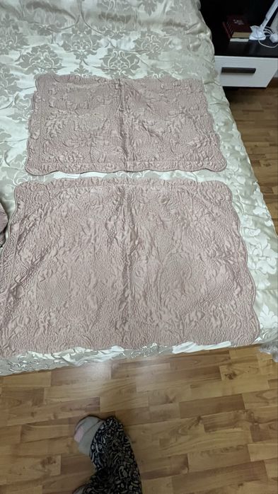 Разные покрывала и наволочки для подушек