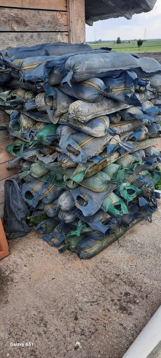 Vand 80 saci cu nisip pentru siloz