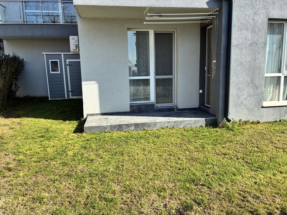 Апартамент с двор и паркомясто от собственик