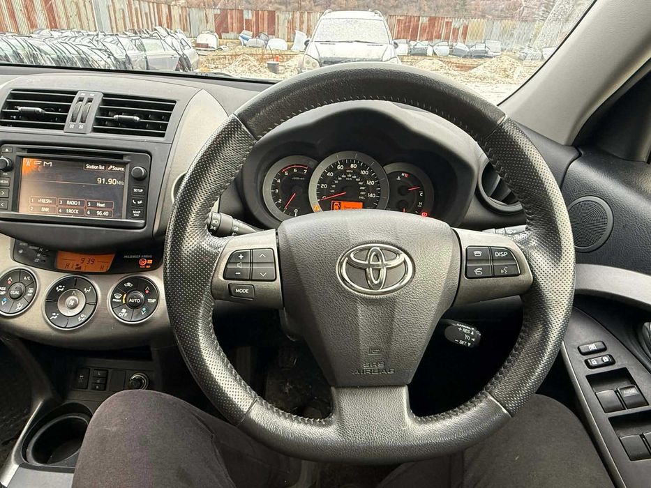 Продава се оригинален мултифункционален волан за Toyota RAV4 2006–2012