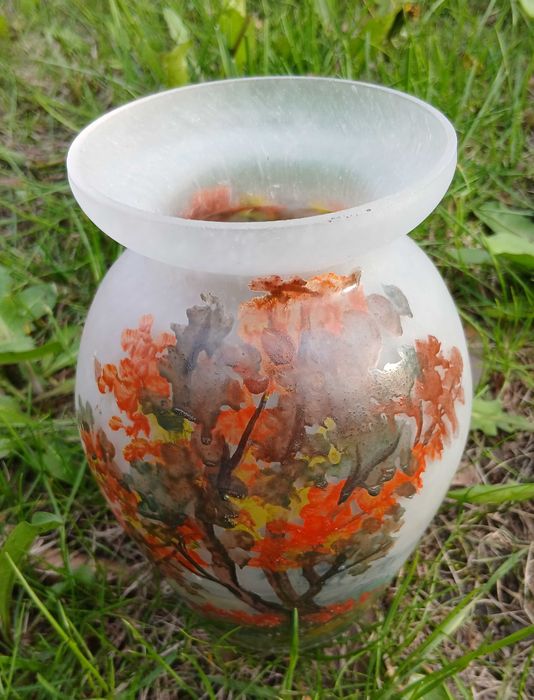 Vaza flori pictata manual motive tomnatice semnata, sticla mata, cel mai probabil Franta