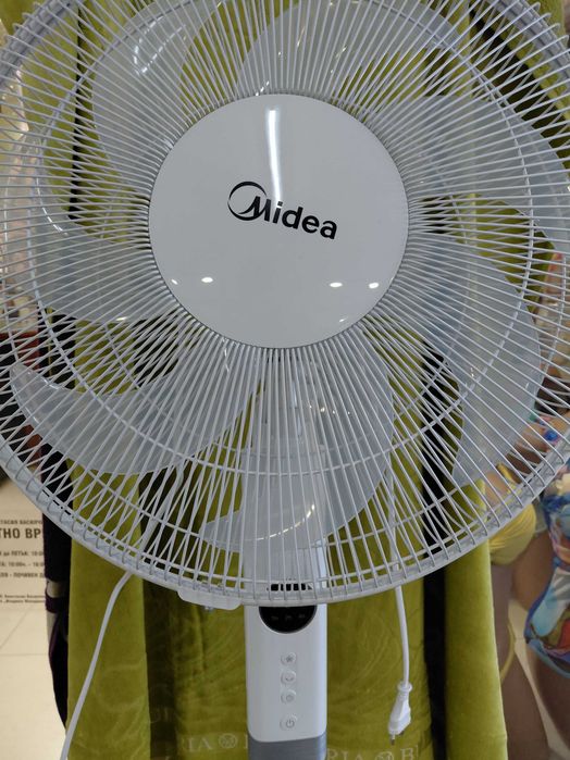 Продавам страхотен вентилатор Midea с гаранция и кашон.
