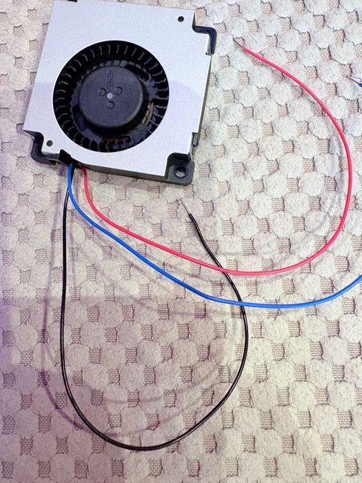 Безчетков вентилатор delta electronics