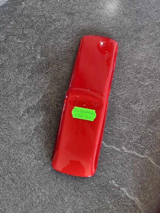 Telefon cu clapeta cu display generos.  Pret / bucata