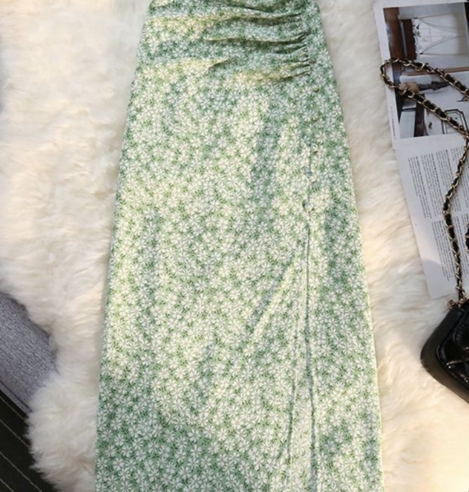 Зеленая юбка с вырезом