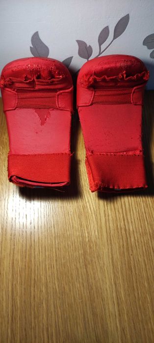 Накладки/перчатки для боевых искусств в плохом виде