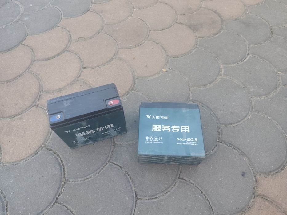 Vând 2 baterii de 12v și 20.3 Ah per buc.