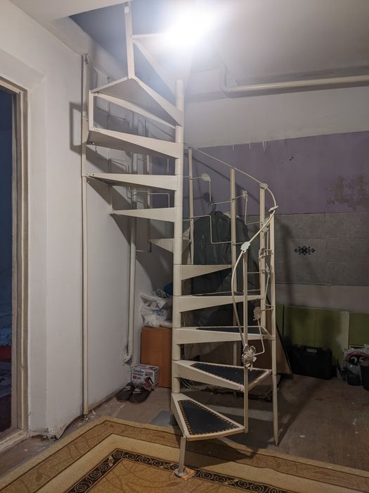 Продам лестницу б/у  винтовая металлическая для дома
