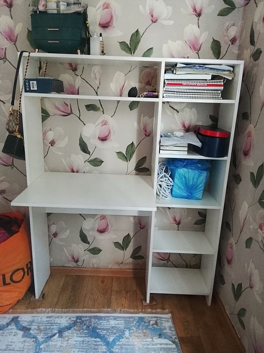 Продам письменный столик и шкаф