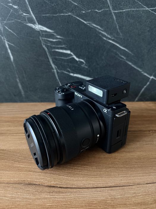 Camera Sony ZV-E10 II, plus obiectiv 11mm f1.8, card 128gb si flash extern