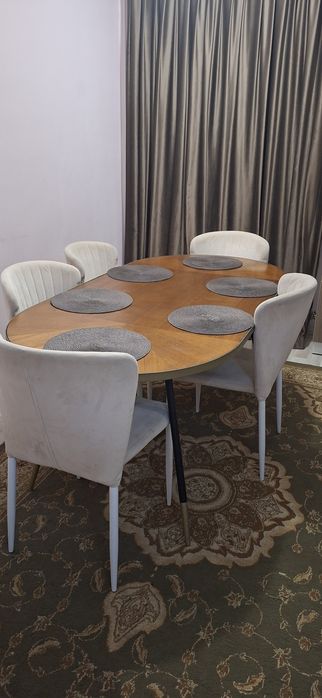 Masă ovală mare, pe schelet metalic