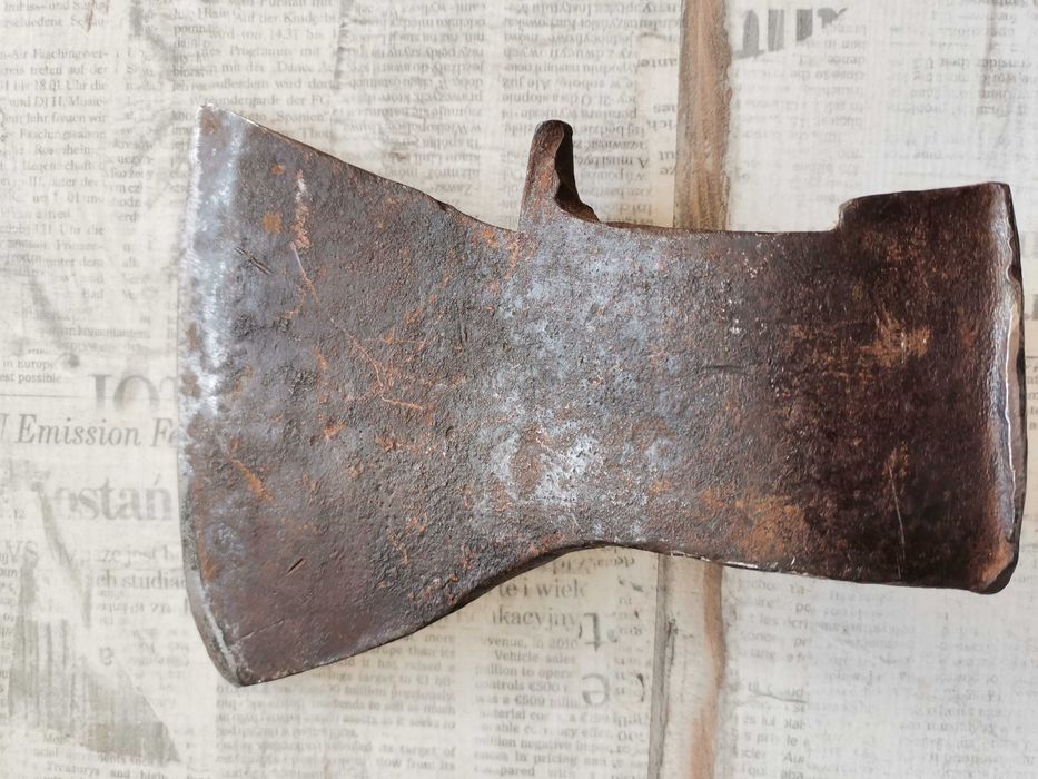 Стара брадва и топор