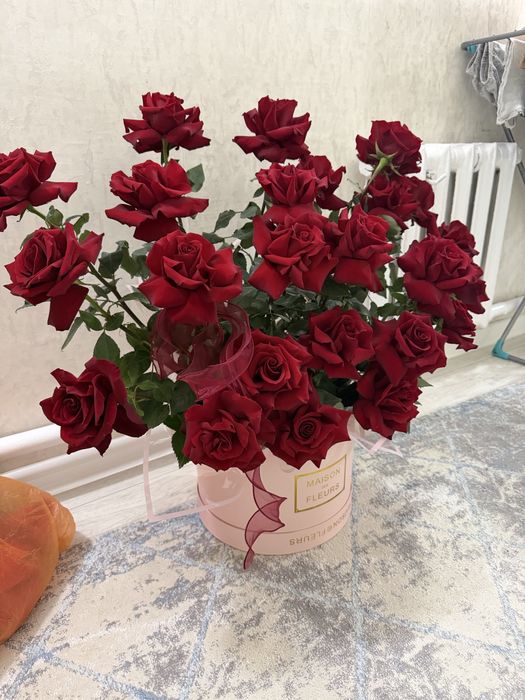 Шикарный букет из 25 красных роз в коробке