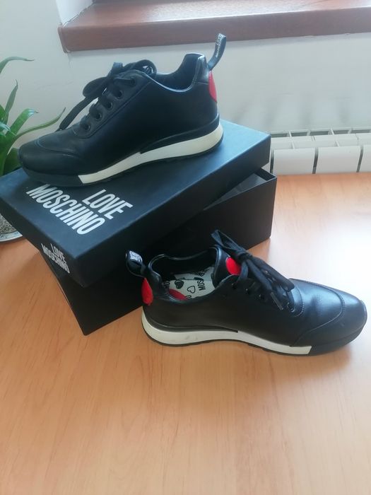 Спортни обувки Love Moschino
модел  ja15722g08jd0000