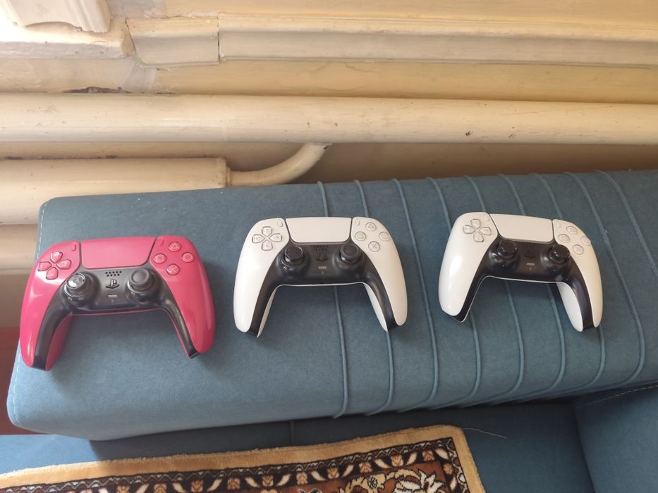 Продам PS5, в комплекте 3 джойстика