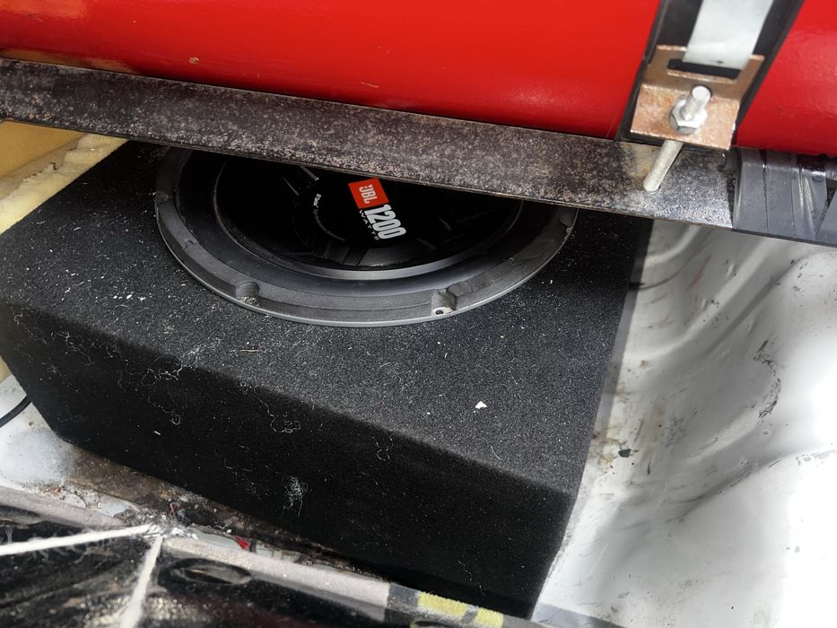 Сабвуфер JBL с ящиком пойдёт на любом автомобиль на запаску