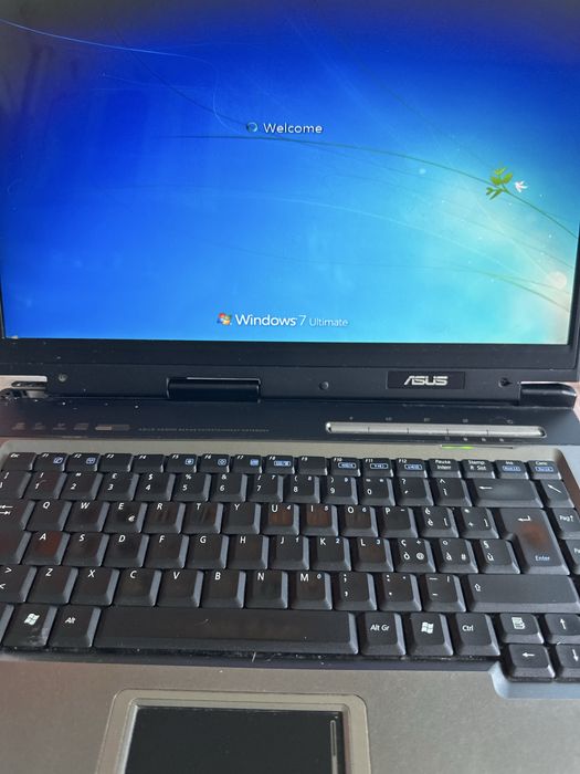 Laptop in stare foarte buna , trebuie dat reset si este perfect functional