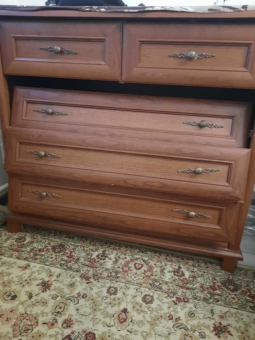 Комод  .центр.   цвет  тёмный коричневый