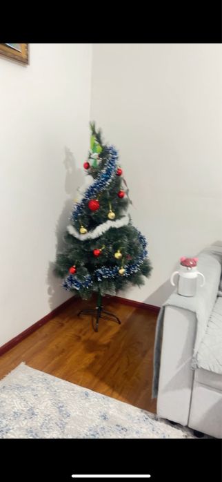 Отдам даром ! С игрушками и мишурами