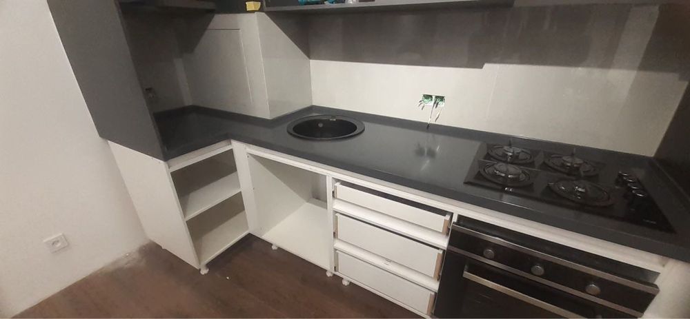 Столешницы  из акрилового камня и кварцевого камня.